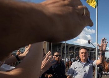 В Бразилии оштрафовали президента за отсутствие маски