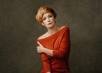 Британская модель скончалась после прививки AstraZeneca