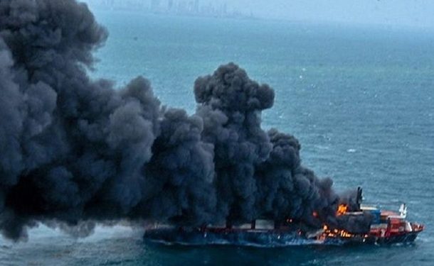 У берегов Шри-Ланки на контейнеровозе прогремел взрыв | VIDEO