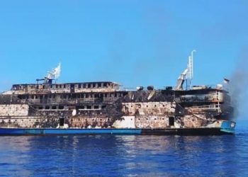 В Индонезии загорелся паром с 200 туристами на борту | VIDEO