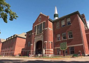 В Канаде на территории бывшей школы нашли останки 215 детей | VIDEO