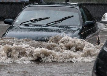 Arterele capitalei, inundate: Stradă Albișoara, recent renovată, a fost cuprinsă de ape și craterele de pe strada Ion Creangă, care este în construcție, s-au umplut cu apă | VIDEO
