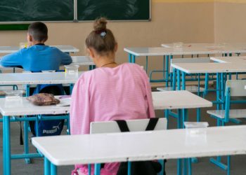 Înapoi la școală. Cum au reacționat copiii, dar și părinții lor la revenirea în sălile de clasă | VIDEO