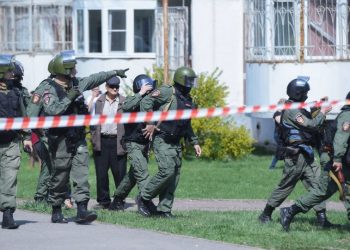 Detalii de la atacul armat din Rusia. Momentul în care mai mulți elevi sar prin geamurile școlii pentru a se salva | VIDEO