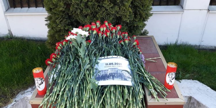 Depunere de flori la Ambasada Rusiei din Chișinău în memoria victimelor atacului de la școala din Kazan