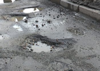 Epopeea gropilor din capitală: Mai mulți chișinăuieni, nevoiți să repare strada pe care trăiesc din cont propriu | VIDEO
