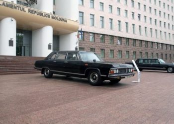 Mașini de epocă, cu care au circulat foștii președinți, au fost expuse în Parlamentului în contextul Zilei Internaționale a Muzeelor | VIDEO