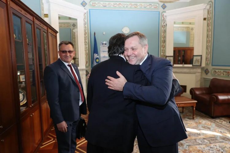 Вице-председатель парламента Владимир Витюк представил Государственный флаг в Северной столице России | VIDEO/FOTO