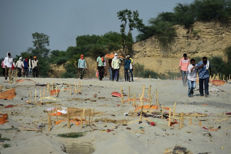 Cum s-a umplut de cadavre fluviul sacru al Indiei. În spatele imaginilor șocante sunt tradiția, sărăcia și COVID-ul