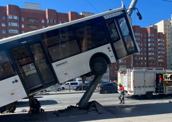 A fost numită cauza preliminară a accidentului din Sankt Petersburg, unde un autobuz a intrat cu viteză într-un stâlp, urcând pe el | VIDEO