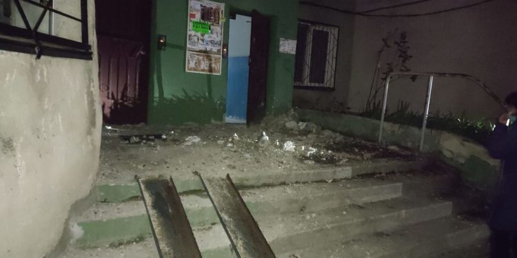 В столице с балкона дома упала бетонная плита: жильцы предупреждали ЖЭК