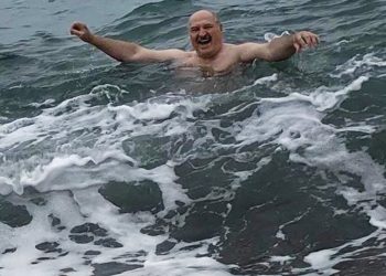Лукашенко принял предложение Путина и искупался в Черном море