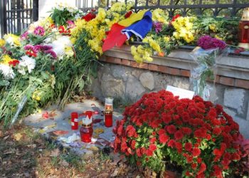 Chișinăuienii au depus flori la Ambasada Rusiei, în memoria victimelor atacului din Tatarstan: Cu ce au fost vinovați copiii ca să-i împuște? | VIDEO