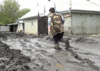 Satul Ghindești, inundat de ploi, iar oamenii înoată prin noroi. Primarul: Noi nu avem resurse suficiente pentru a remedia situația | VIDEO