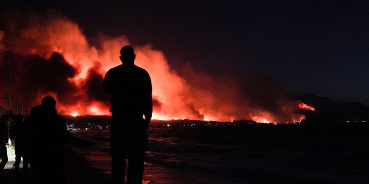 Incendii de amploare în Grecia. Pompierii intervin cu avioane și elicoptere, dar mii de hectare de pădure au fost distruse