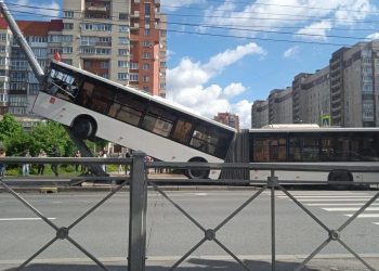 Autobuz cu pasageri, filmat cum urcă pe un stâlp cu viteză: Sunt răniți | VIDEO
