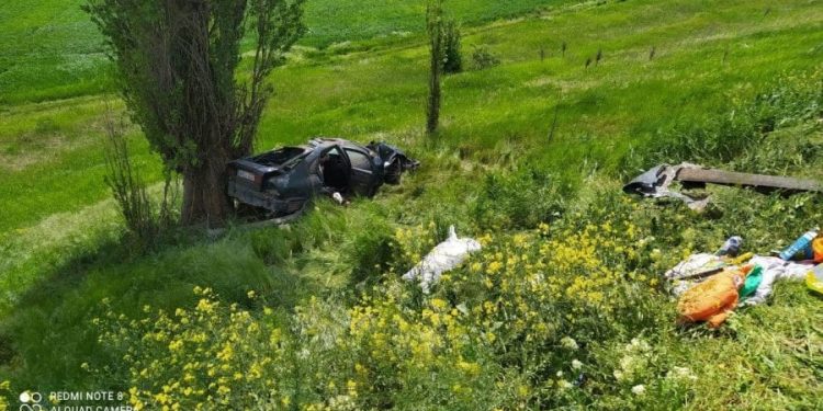 O familie cu cinci membri, implicată în accident. Șoferul a decedat pe loc, iar un copil de un an, în reanimare | FOTO