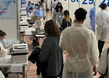 Mii de persoane s-au vaccinat în România la maratonul imunizării. Și Castelul Bran tot a intrat de vineri în cursa | VIDEO