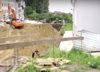 Locatarii bat alarma: Complex locativ din sectorul Centru riscă să se prăbușească din cauza unei groape săpate în apropiere | VIDEO