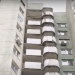 O femeie și un copil erau cât pe ce să fie striviți la intrarea unui bloc locativ din centrul Chișinăului: O placă de beton s-a prăbușit de la etajul 16 | VIDEO