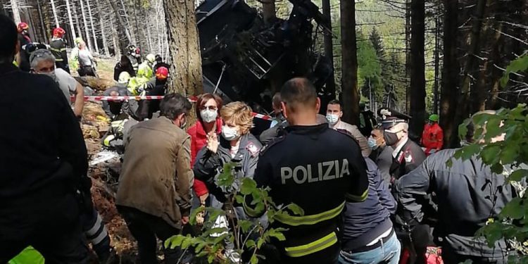 Число погибших при крушении фуникулера в Италии выросло до 12