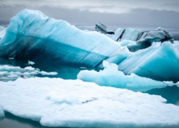Cel mai mare aisberg din lume a apărut în Antarctica, după ce s-a desprins de calota glaciară Ronne. Imagine din satelit | FOTO
