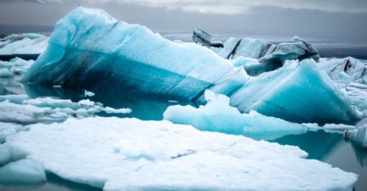 Cel mai mare aisberg din lume a apărut în Antarctica, după ce s-a desprins de calota glaciară Ronne. Imagine din satelit | FOTO