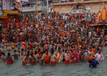 India: Autoritățile au amplasat o plasă de-a latul râului Gange, după ce au descoperit în apă 71 de cadavre, posibil victime ale Covid-19