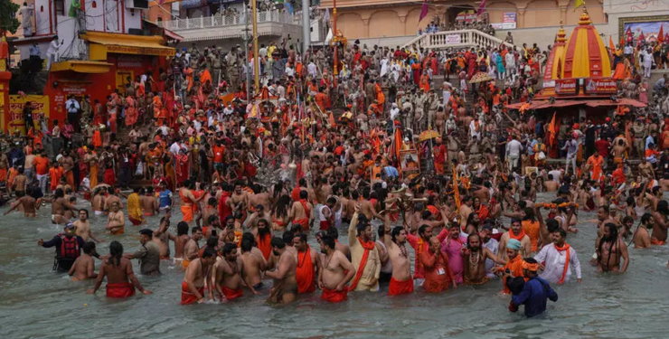 India: Autoritățile au amplasat o plasă de-a latul râului Gange, după ce au descoperit în apă 71 de cadavre, posibil victime ale Covid-19