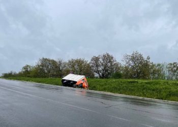 Accident la Peresecina: Furgonetă, răsturnată într-un șanț