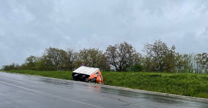 Accident la Peresecina: Furgonetă, răsturnată într-un șanț