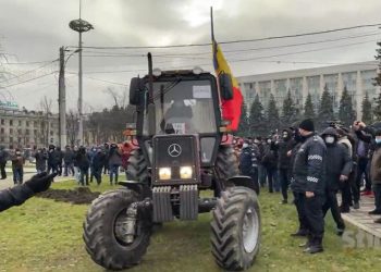 Agricultorul care a arat cu plugul în zona verde din scuarul Catedralei, la protestele fermierilor de anul trecut, a fost amendat de poliție | DOC