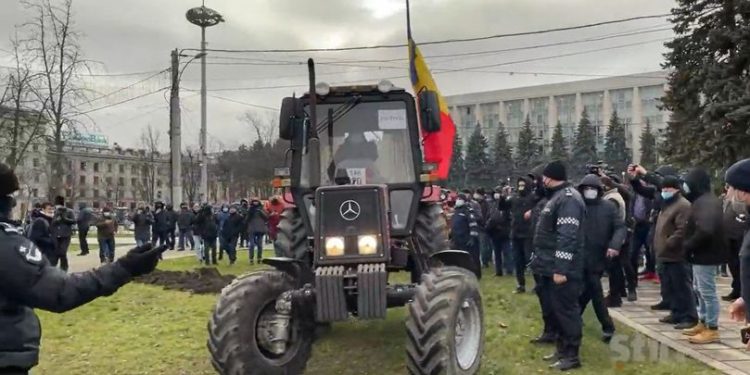 Agricultorul care a arat cu plugul în zona verde din scuarul Catedralei, la protestele fermierilor de anul trecut, a fost amendat de poliție | DOC