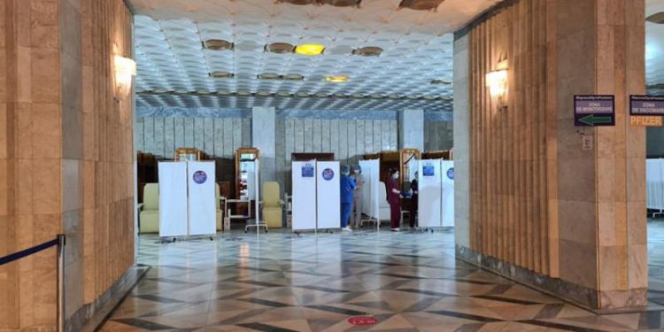 Maratonul de vaccinare de la Palatul Republicii continuă fără Pfizer: Mai puține persoane, imunizate astăzi