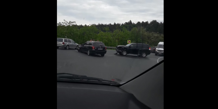 Accident violent pe șoseaua Chișinău-Hîncești. Patru persoane, printre care trei minori au fost transportați la spital