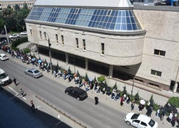 Moldovenii au facut cozi ca să se imunizeze: Maratonul, inițiat de Universitatea de Medicină de vaccinare anti-Covid, continuă | FOTO