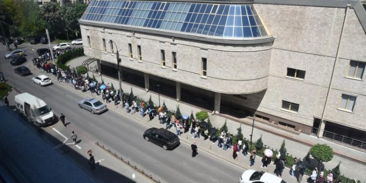 Moldovenii au facut cozi ca să se imunizeze: Maratonul, inițiat de Universitatea de Medicină de vaccinare anti-Covid, continuă | FOTO