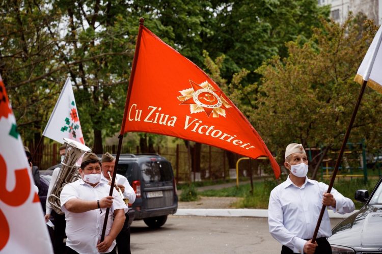 Каждый ветеран Второй мировой войны получил поздравление цветами и подарками от членов Партии «ШОР» | FOTO