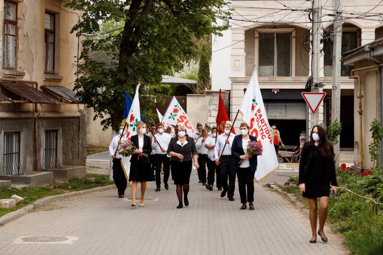 Fiecare veteran al celui de-Al Doilea Război Mondial a fost felicitat de membrii Partidului „ȘOR”, cu flori și cadouri | FOTO/VIDEO