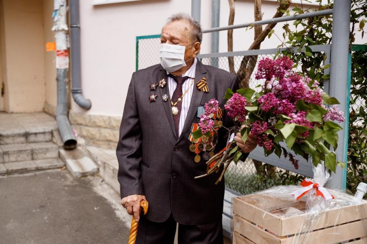 Каждый ветеран Второй мировой войны получил поздравление цветами и подарками от членов Партии «ШОР» | FOTO