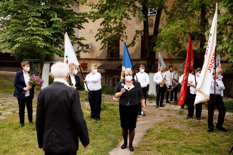 Fiecare veteran al celui de-Al Doilea Război Mondial a fost felicitat de membrii Partidului „ȘOR”, cu flori și cadouri | FOTO/VIDEO