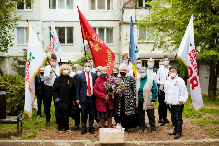 Fiecare veteran al celui de-Al Doilea Război Mondial a fost felicitat de membrii Partidului „ȘOR”, cu flori și cadouri | FOTO/VIDEO