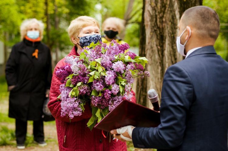 Каждый ветеран Второй мировой войны получил поздравление цветами и подарками от членов Партии «ШОР» | FOTO