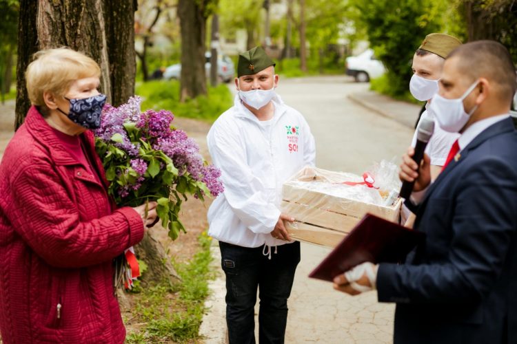 Каждый ветеран Второй мировой войны получил поздравление цветами и подарками от членов Партии «ШОР» | FOTO