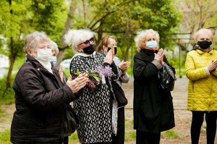 Каждый ветеран Второй мировой войны получил поздравление цветами и подарками от членов Партии «ШОР» | FOTO