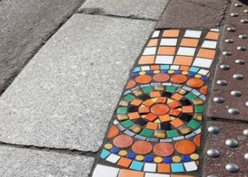 Художник из французского Лиона «ремонтирует» дороги с помощью мозаики | VIDEO