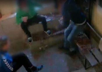 Un tânăr ar fi fost bătut până la moarte de amicul său de pahar. Scena de groază surprinsă de camerele de supraveghere | VIDEO