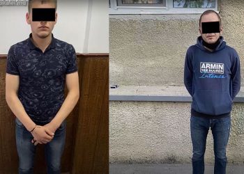Ar fi jefuit un bărbat într-o stație de așteptare. Doi tineri, reținuți