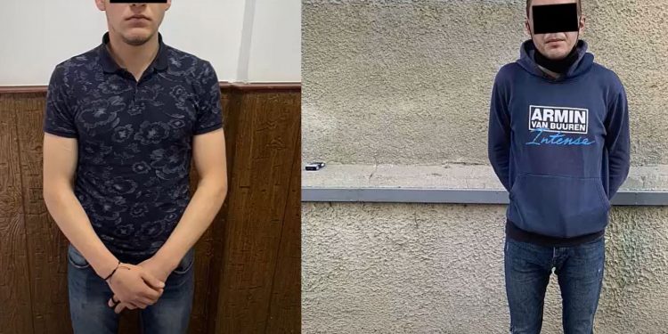 Ar fi jefuit un bărbat într-o stație de așteptare. Doi tineri, reținuți