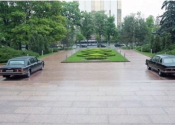 Mașinile lui Snegur și Lucinschi, parcate în fața Parlamentului
